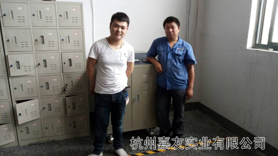 公司安裝師傅與客戶合影